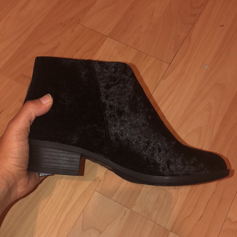 BLACK VELVET BOOTIES